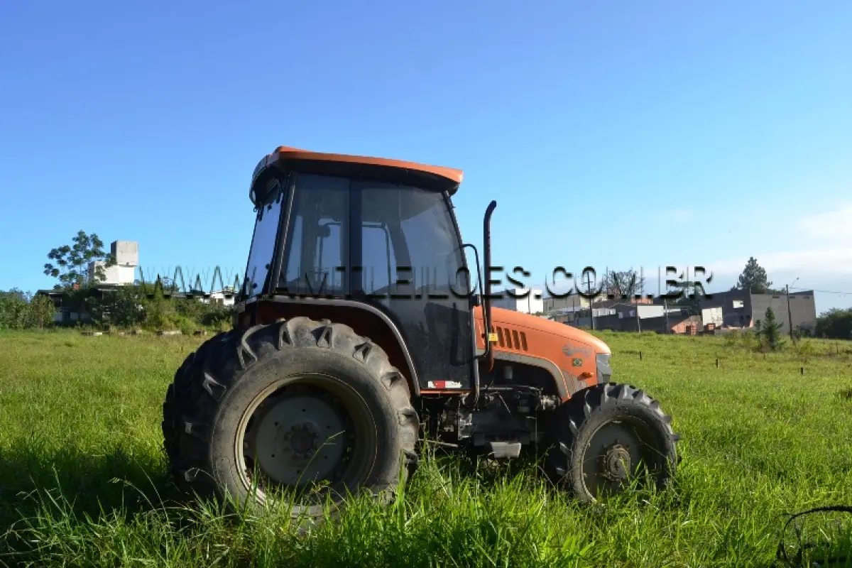 LOTE 015 - TRATOR AGRÍCOLA BUDNYT / BDY 8540 4 X 4, ANO: 2018,  OBS: SEM EMPLACAMENTO - REGULARIZAÇÃO POR CONTA DO ARREMATANTE.
