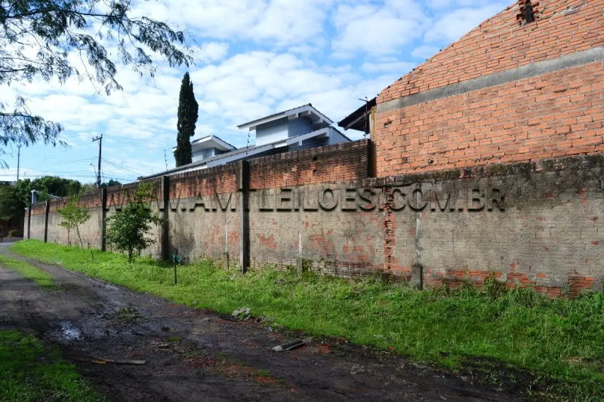 LOTE 002 - UM TERRENO, SITUADO NA ZONA URBANA DE SAPIRANGA/RS, NA QUADRA Nº 79, SETOR 02 DO PLANO DIRETOR, COM ÁREA SUPERFICIAL DE 727,20M², MATRÍCULA N. 20.624 RI DE SAPIRANGA/RS.