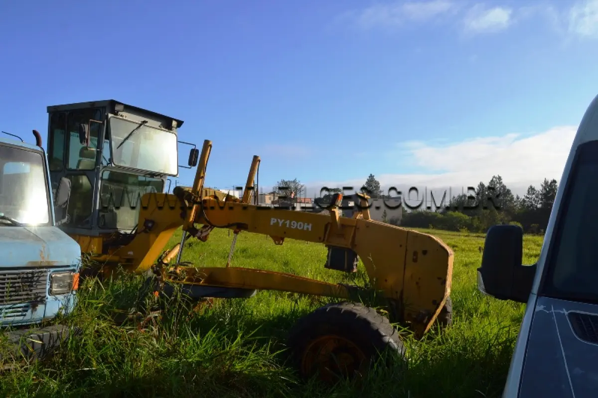 LOTE 016 - MOTONIVELADORA CHANGLING/ CHANGLING PY 190 H, ANO: 2012, OBS: SEM EMPLACAMENTO,  REGULARIZAÇÃO POR CONTA DO ARREMATANTE.