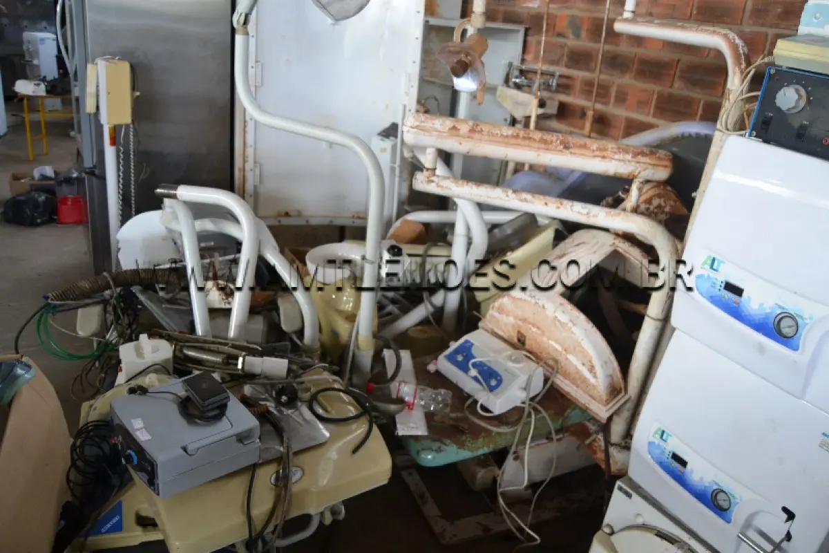 LOTE 030 - LOTE COMPOSTO DE 30 UN. COM OS SEGUINTES EQUIPAMENTOS PARA AREA DA SAÚDE: CADEIRA ODONTOLÓGICA, AUTO-CLAVE, BISTURI ELÉTRICO, NEGATOSCÓPIO, CÂMARA DE CONSERVAÇÃO, COMPRESSORAS E BALANÇAS.