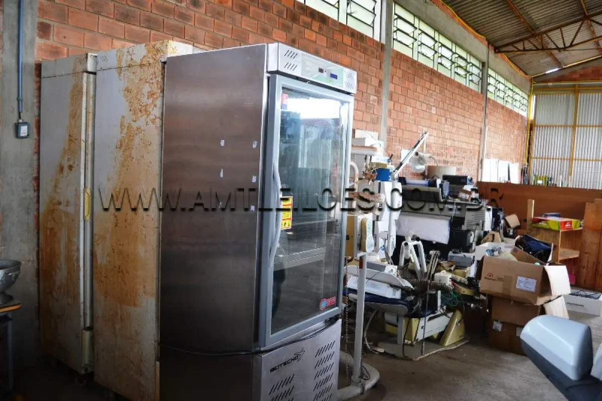 LOTE 030 - LOTE COMPOSTO DE 30 UN. COM OS SEGUINTES EQUIPAMENTOS PARA AREA DA SAÚDE: CADEIRA ODONTOLÓGICA, AUTO-CLAVE, BISTURI ELÉTRICO, NEGATOSCÓPIO, CÂMARA DE CONSERVAÇÃO, COMPRESSORAS E BALANÇAS.
