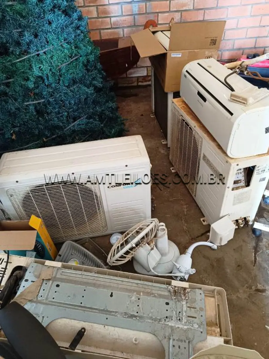 LOTE 001 - LOTE COMPOSTO DE MOBILIÁRIO EM GERAL; ELETRÔNICOS; CORTINAS E SUCATAS