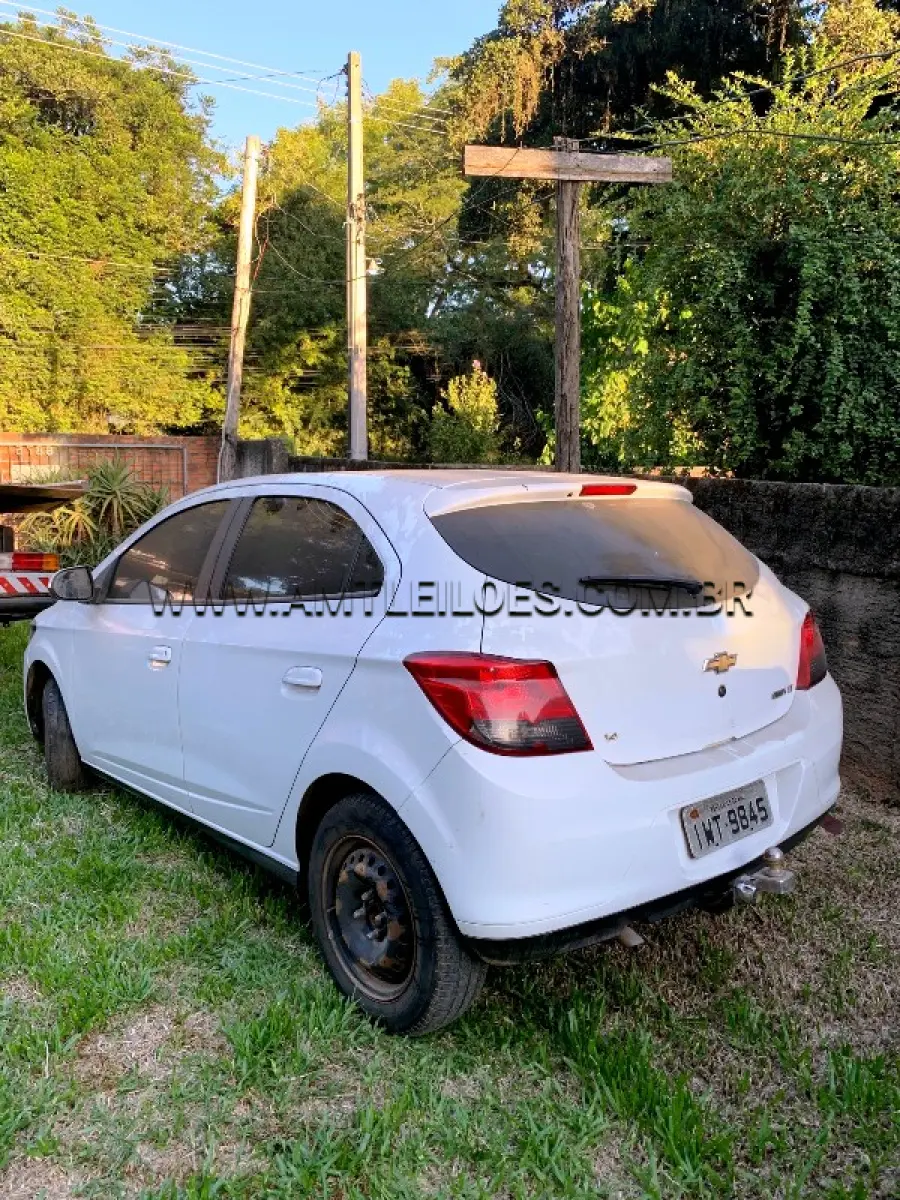 LOTE 008 - Marca: CHEVROLET /  Modelo: ONIX 1.4MT  LT, Placa: IWT9845, Ano/Modelo: 2015, atingido pela enchente.