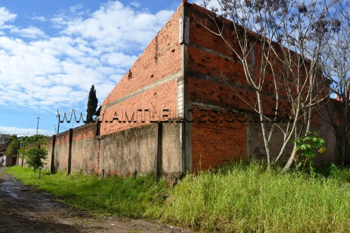 LOTE 002 - UM TERRENO, SITUADO NA ZONA URBANA DE SAPIRANGA/RS, NA QUADRA Nº 79, SETOR 02 DO PLANO DIRETOR, COM ÁREA SUPERFICIAL DE 727,20M², MATRÍCULA N. 20.624 RI DE SAPIRANGA/RS.