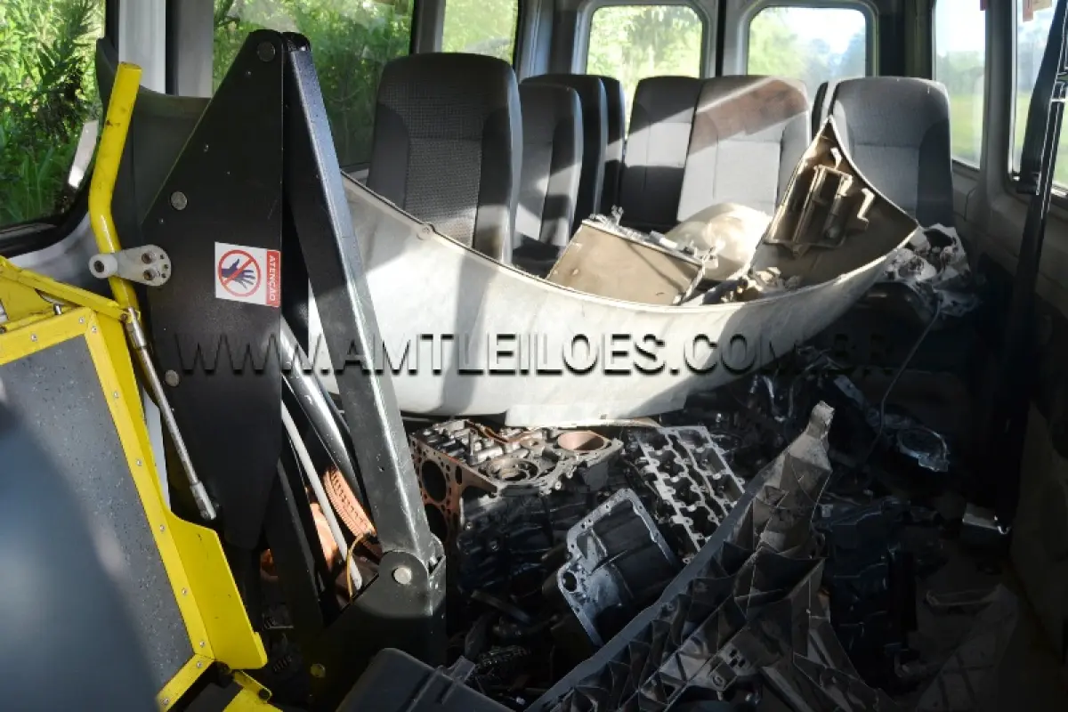 LOTE 019 - I/M. BENZ 515 CDI SPRINTERM, PLACA: IVB5347, ANO/MODELO: 2013/2014, OBS: MOTOR ESTÁ DESMONTADO DENTRO DO VEÍCULO.