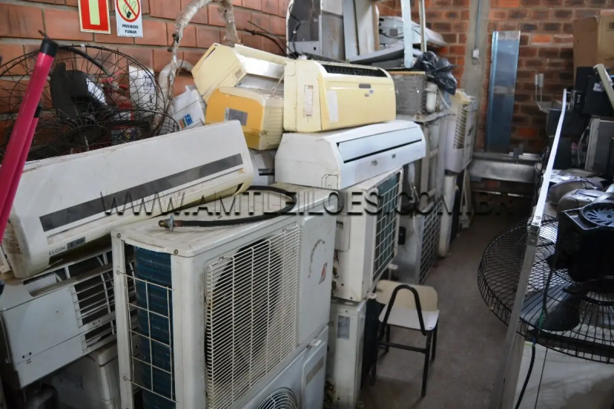 LOTE 028 - LOTE COMPOSTO DE 15 UN. DE AR CONDICIONADO DE DIVERSAS MARCAS E MODELOS, COM OS SEGUINTES BTUS: 9000, 12.000, 24.000, 30.000 E 36.000.