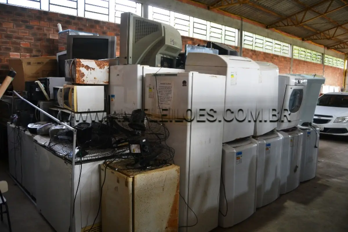 LOTE 027 - LOTE COMPOSTO DE 150 UN. COM  DIVERSOS ELETRODOMÉSTICOS: GELADEIRA, FREEZER, GELADEIRA COMERCIAL, LAVADOURA/SECADOURA DE ROUPAS, FORNO MICRO-ONDAS, FORNO ELÉTRICO, BUFFETS, TELEVISORES, APARELHOS DE DVD/SOM, VENTILADORES, BATEDEIRAS, LIQUIDIFICADOR E MULTIPROCESSADOR.