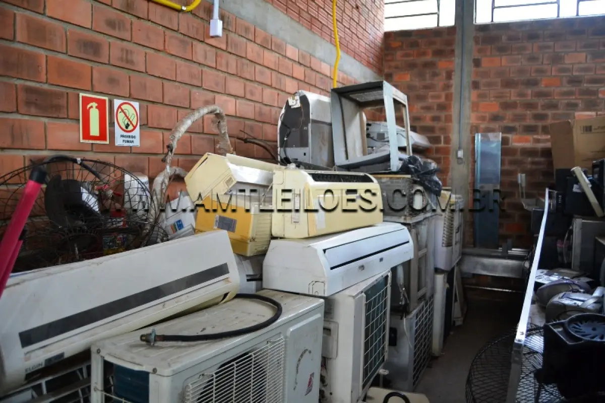 LOTE 028 - LOTE COMPOSTO DE 15 UN. DE AR CONDICIONADO DE DIVERSAS MARCAS E MODELOS, COM OS SEGUINTES BTUS: 9000, 12.000, 24.000, 30.000 E 36.000.
