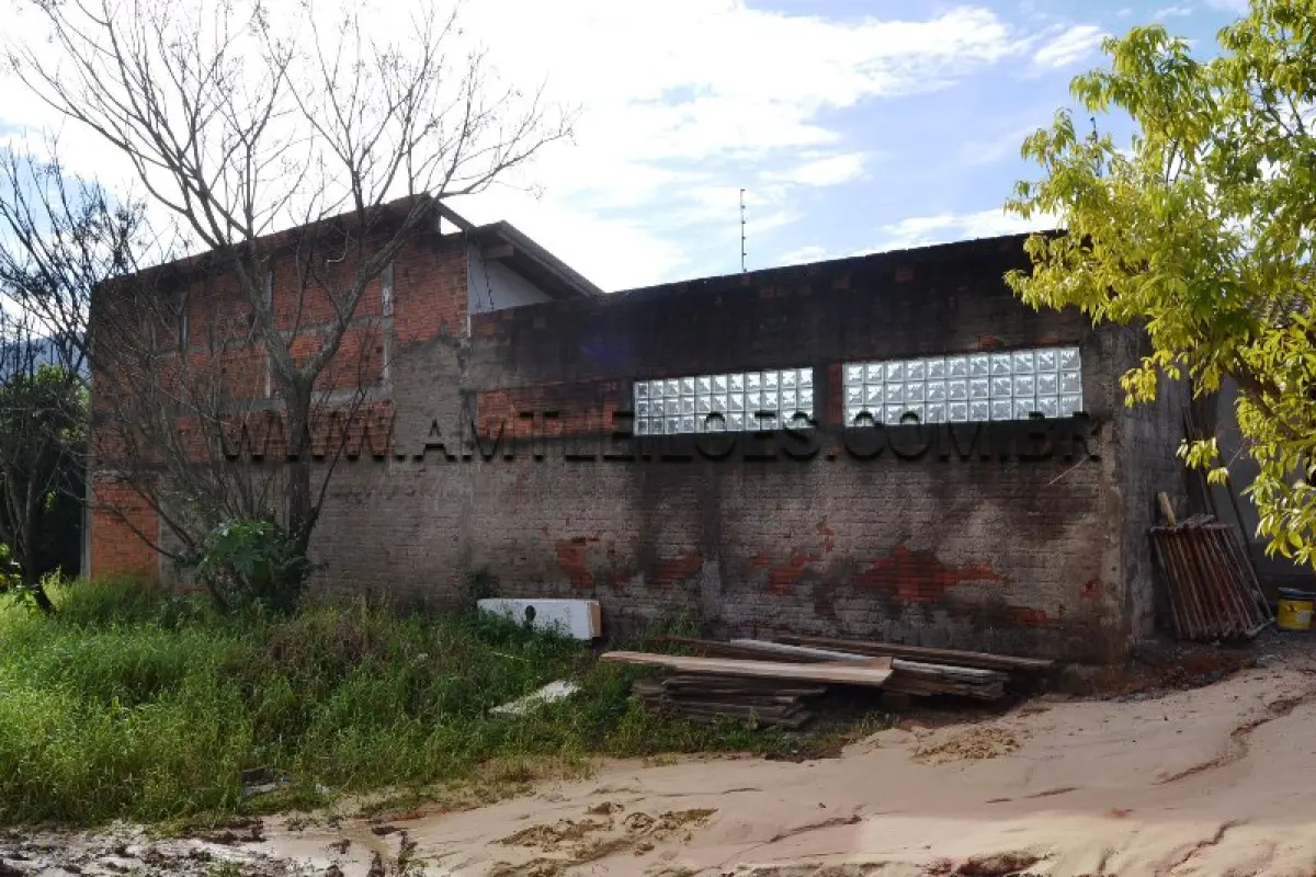 LOTE 002 - UM TERRENO, SITUADO NA ZONA URBANA DE SAPIRANGA/RS, NA QUADRA Nº 79, SETOR 02 DO PLANO DIRETOR, COM ÁREA SUPERFICIAL DE 727,20M², MATRÍCULA N. 20.624 RI DE SAPIRANGA/RS.