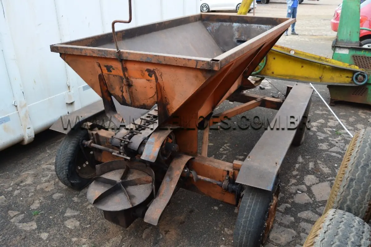 LOTE 009 - MARCA/MODELO:  03 DISTRIBUIDOR DE ADUBO ORGÂNICO E CALCÁRIO,TRAÇÃO ANIMA: AC -09 / AC-10 / AC- 12