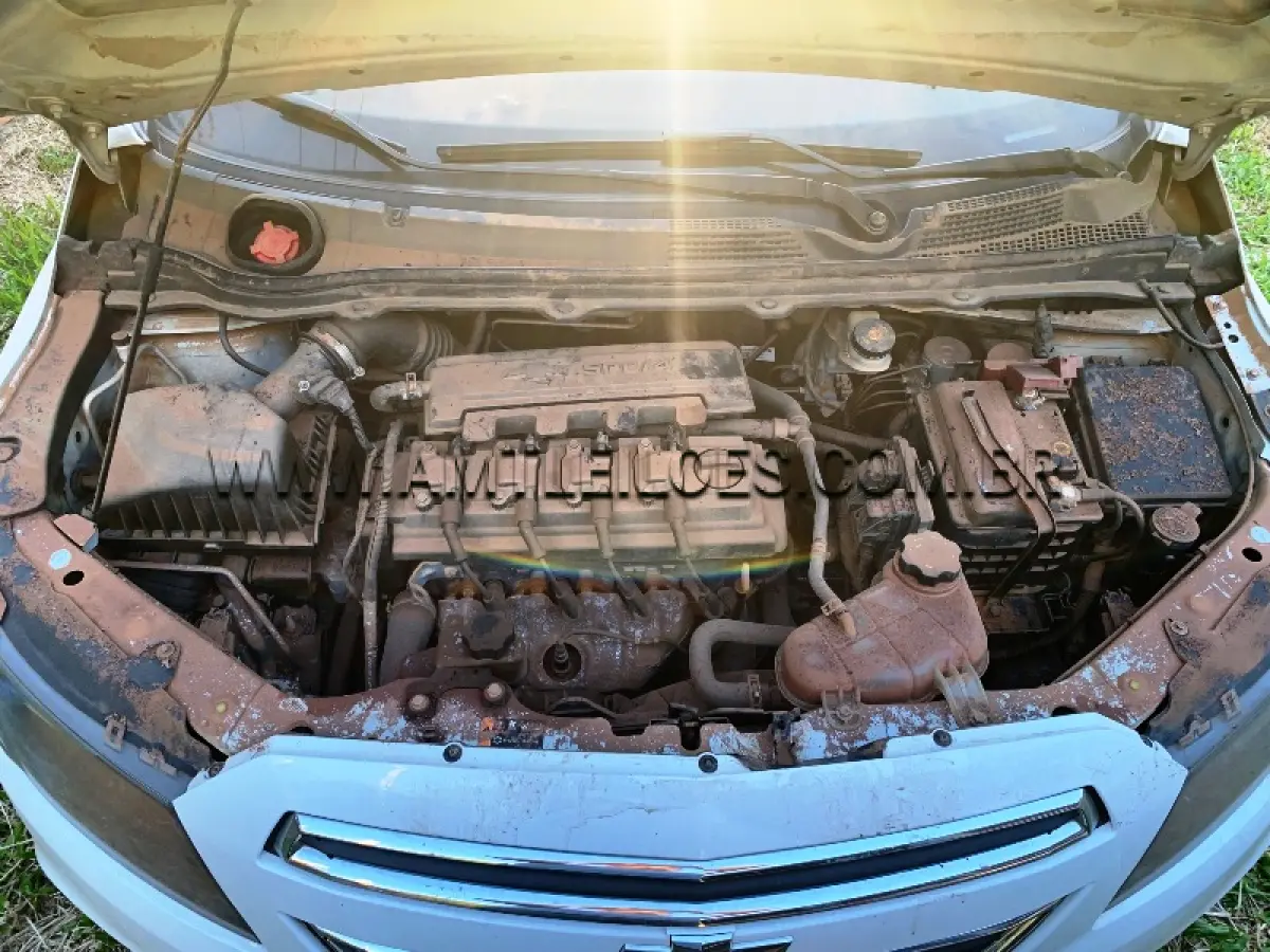 LOTE 008 - Marca: CHEVROLET /  Modelo: ONIX 1.4MT  LT, Placa: IWT9845, Ano/Modelo: 2015, atingido pela enchente.