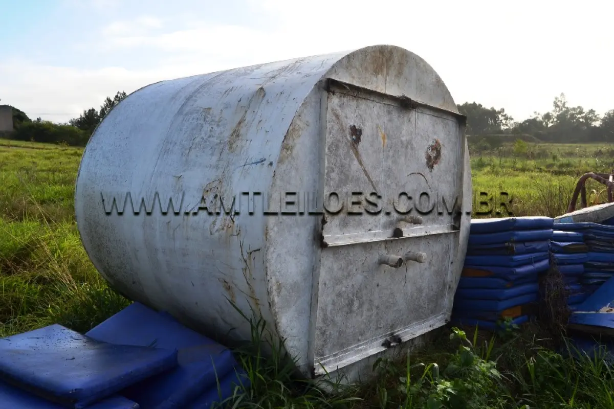 LOTE 033 - MARCA/MODELO: 01 RESERVATÓRIO DE METAL, CAPACIDADE APROXIMADA DE 10.000 LITROS.