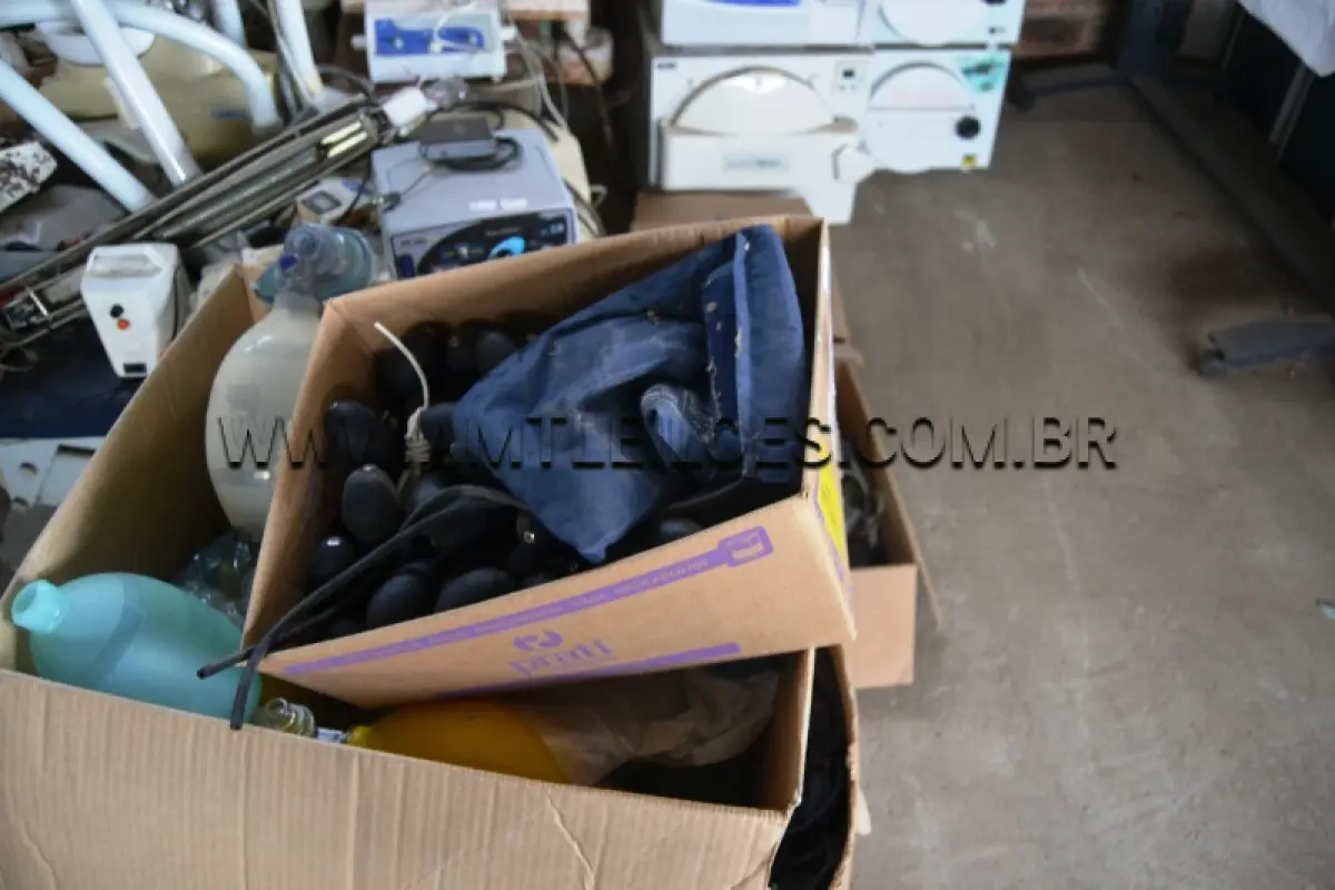 LOTE 030 - LOTE COMPOSTO DE 30 UN. COM OS SEGUINTES EQUIPAMENTOS PARA AREA DA SAÚDE: CADEIRA ODONTOLÓGICA, AUTO-CLAVE, BISTURI ELÉTRICO, NEGATOSCÓPIO, CÂMARA DE CONSERVAÇÃO, COMPRESSORAS E BALANÇAS.