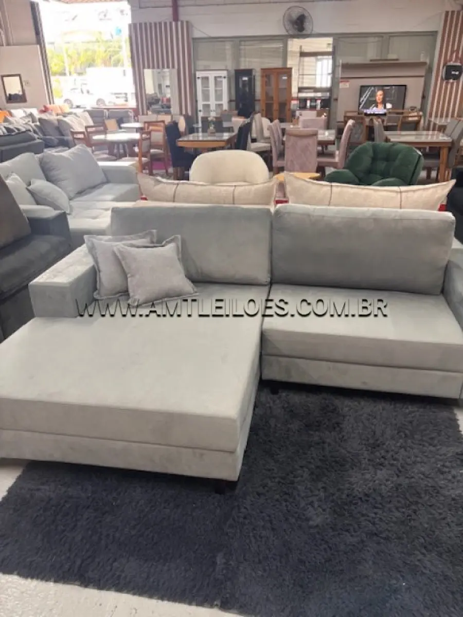 LOTE 002 - 01 SOFÁ CHAISE 1009 zu house e tecido suede ( largura 280, profundidade 90/165).