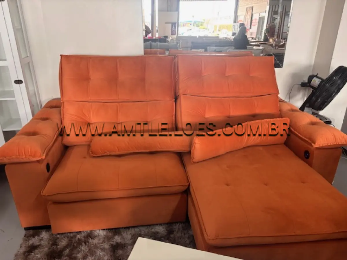 LOTE 001 - 01 SOFÁ ELÉTRICO MIULÃO EM TECIDO SUEDE ( largura 250, profundidade 115/185)