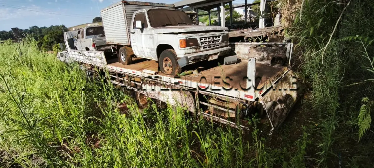 LOTE 002 - MARCA/MODELO: SEMIRREBOQUE / SR GUERRA GR, PLACA:  HRS-0127. ANO: 2000, COR: BRANCA