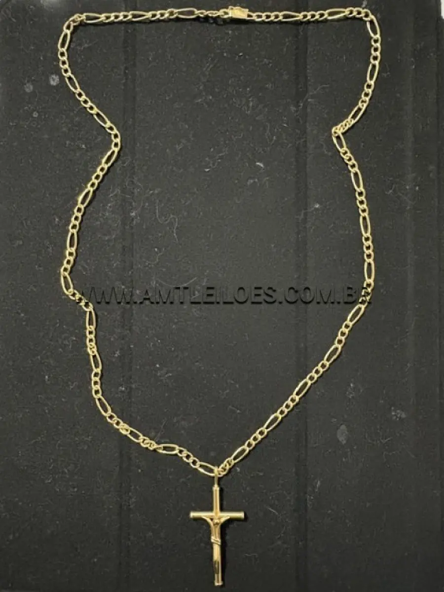 Corrente em ouro 18K amarelo medindo 30 cm de cumprimento fechada, com pingente em cruz em ouro 18K amarelo contendo a imagem de Cristo, com massa de 10,2 g