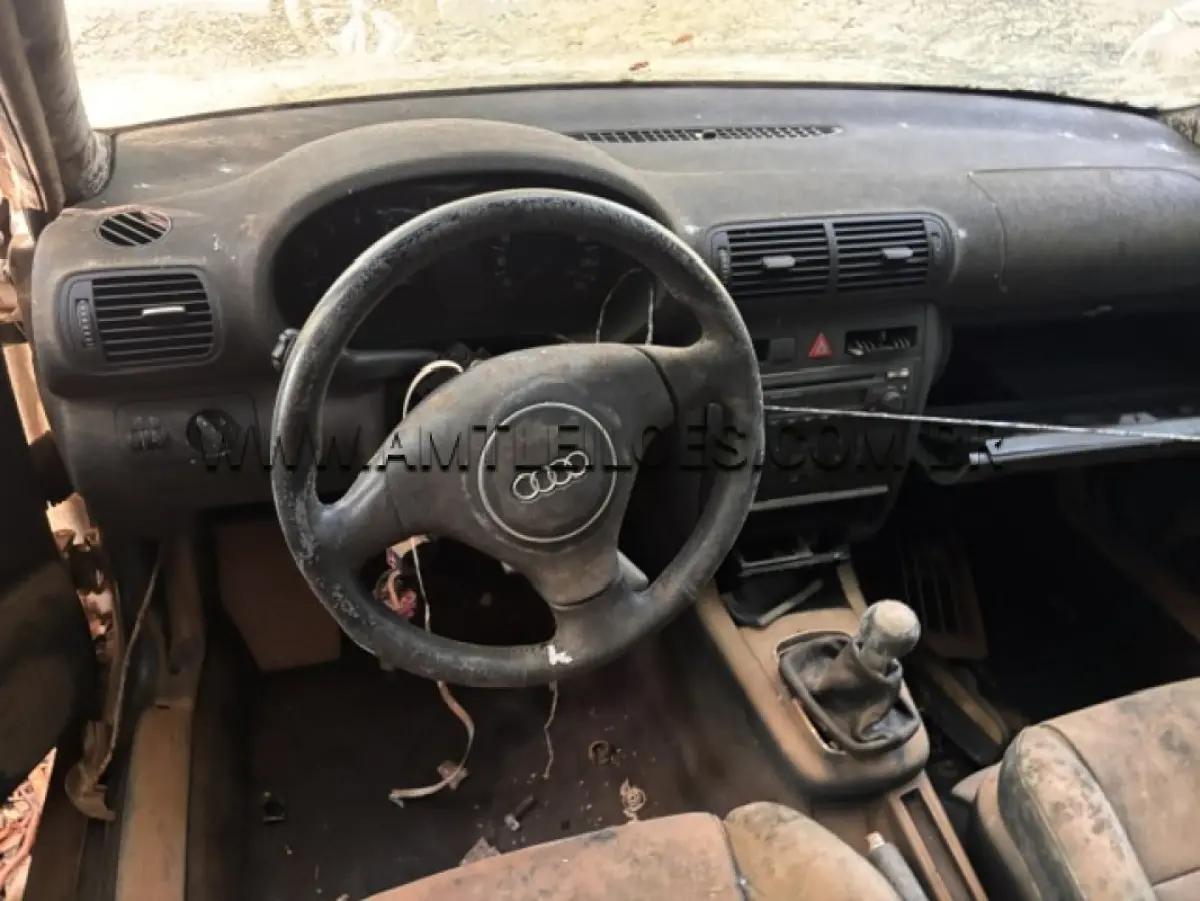 LOTE 005 - MARCA: AUDI / MODELO: A3 1.8 / PLACA: AKI3804 / ANO MODELO: 2002 - ATINGIDO PELA ENCHENTE.
