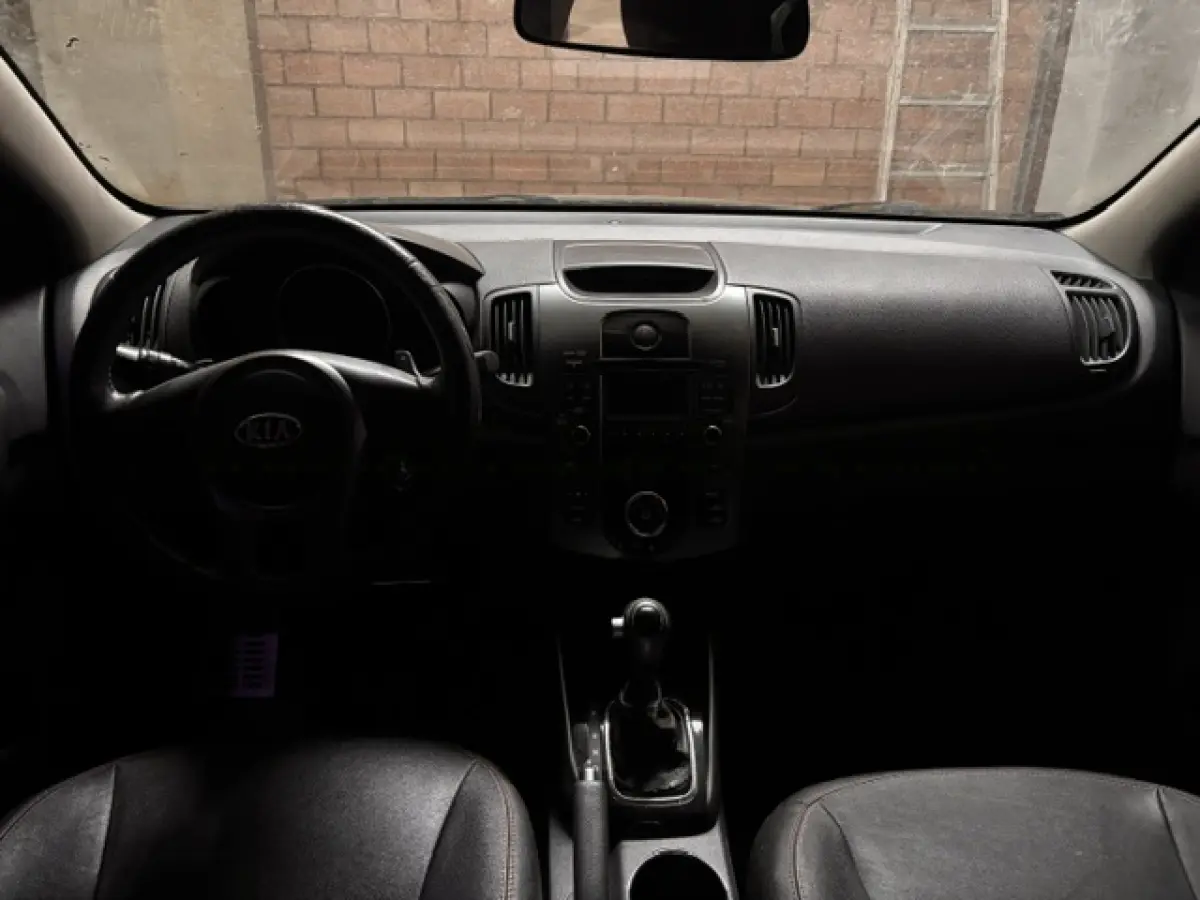 LOTE 008 - MARCA: I / MODELO:KIA CERATO SX3 1.6ATNB / PLACA: ISO4781 / ANO MODELO: 2011.