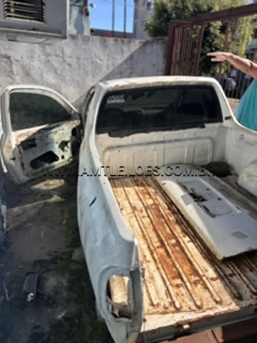 LOTE 015 - SUCATA / MARCA: GM / MODELO: CORSA ST / Placa: IJS8962 /  Ano modelo: 2000