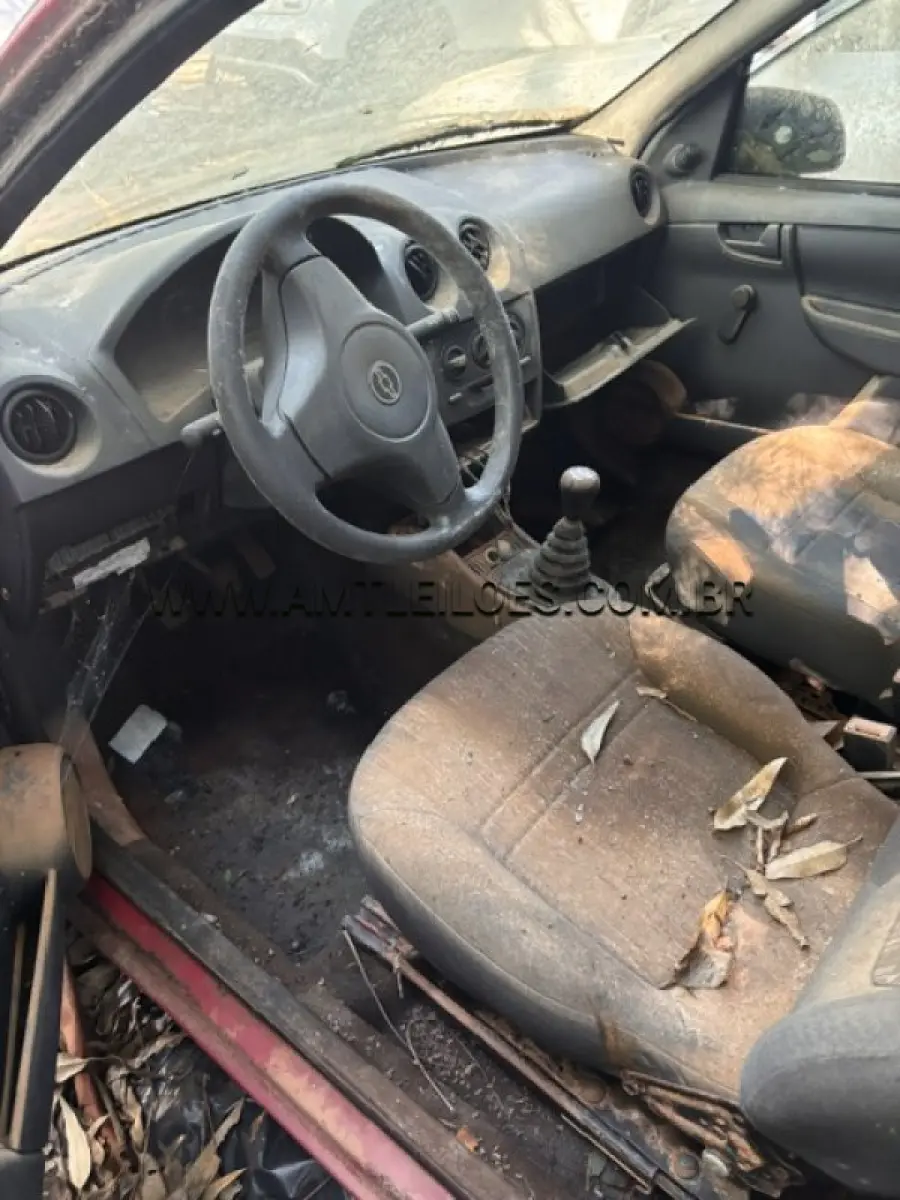 LOTE 004 - MARCA: GM / MODELO: CELTA 2P LIFE / PLACA: MGU7647 / ANO MODELO: 2010 - ATINGIDO PELA ENCHENTE.