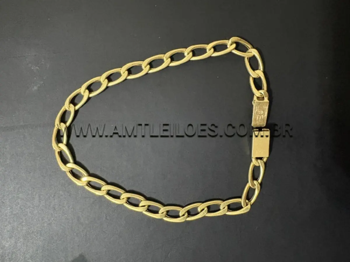 Pulseira em ouro 18K medindo 10 cm fechada, com massa de 5,6 g