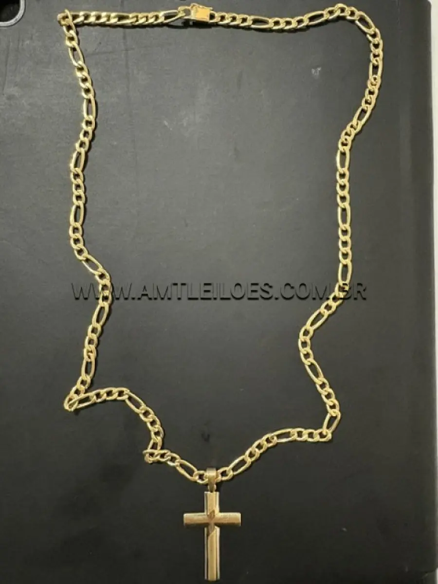 Corrente em ouro 18K amarelo medindo 30 cm de cumprimento fechada, com pingente em cruz em ouro 18K amarelo, com massa de 15,5 g