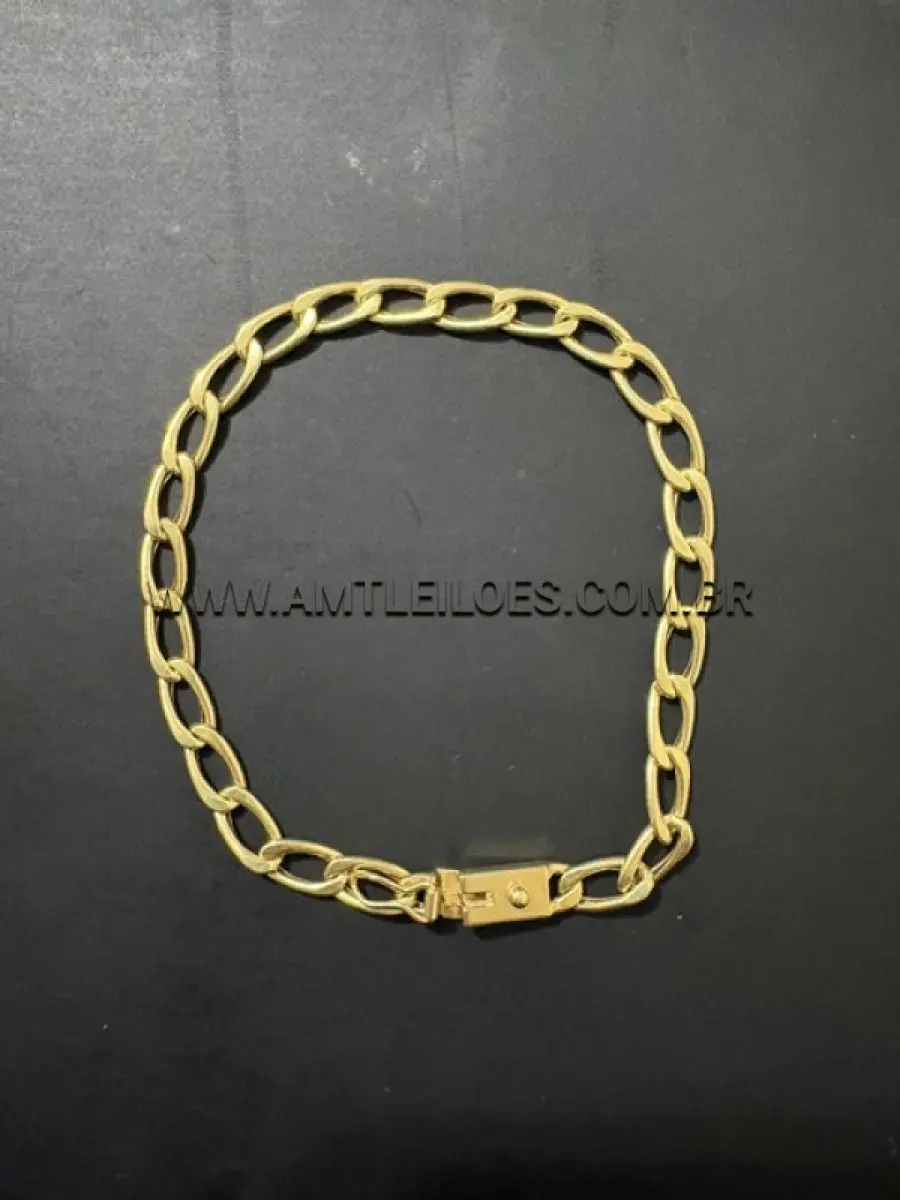 Pulseira em ouro 18K medindo 10 cm fechada, com massa de 5,7 g