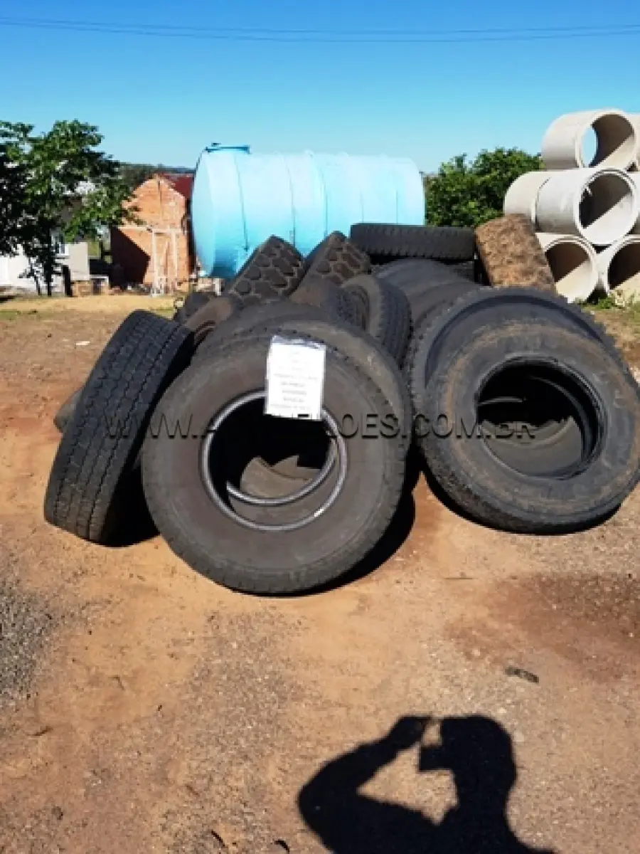LOTE 021 - 80 (oitenta) peças de sucata de pneus de diversas bitolas