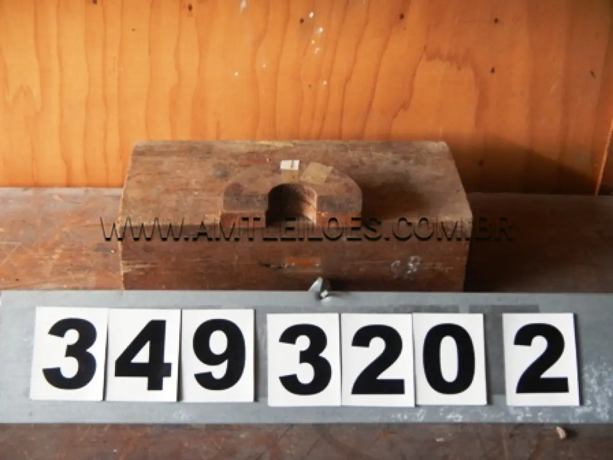 LOTE 006 - 03 Aparelhos casa grande  Aparelho de raio X – F-1060 Apontador manual c/8 orifícios 02 Bicos de Bunsen p/gás engarrafado 08 Cilindros de compactação 05 Cilindros de compactação p/ensaio  01 Cilindros de compactação p/ensaio CBR 09 Cilindros p/moldagem de