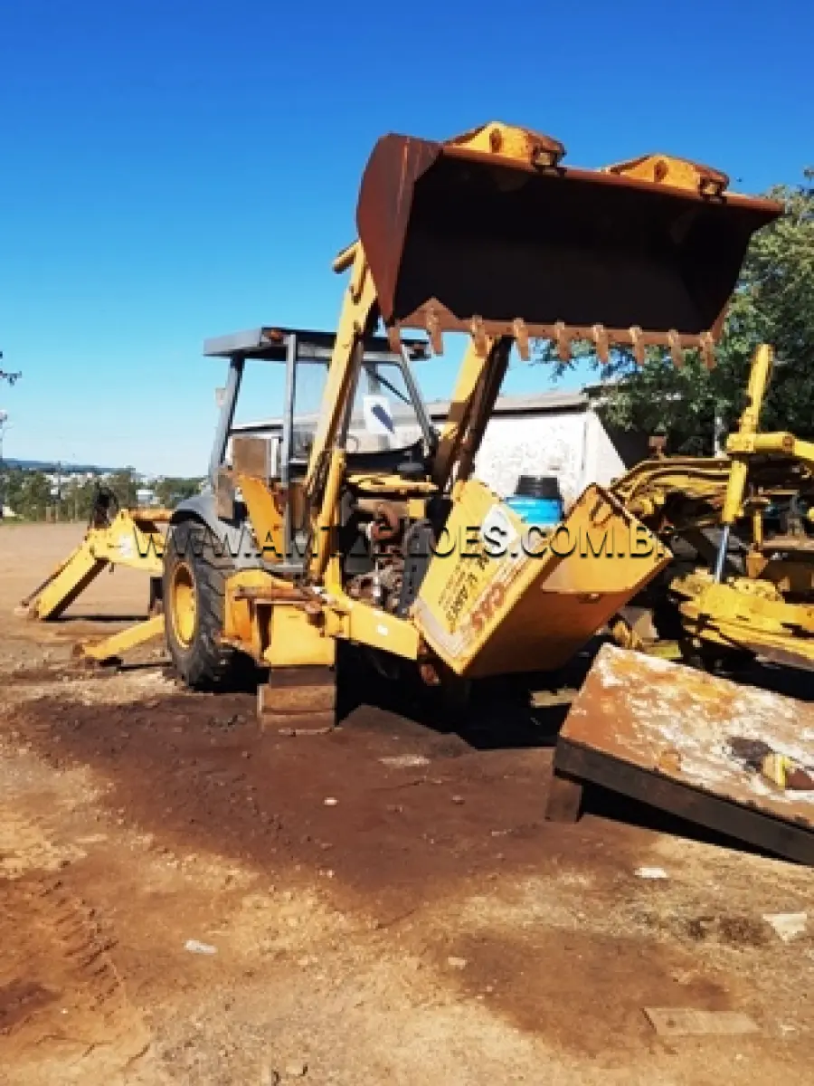 LOTE 003 - Retroescavadeira , modelo 580L  (4X4), motor 84HP, marca CASE, ano de fabricação 2002, Chassi nº HBZ0007117, cor amarela, Placa IKS 9114