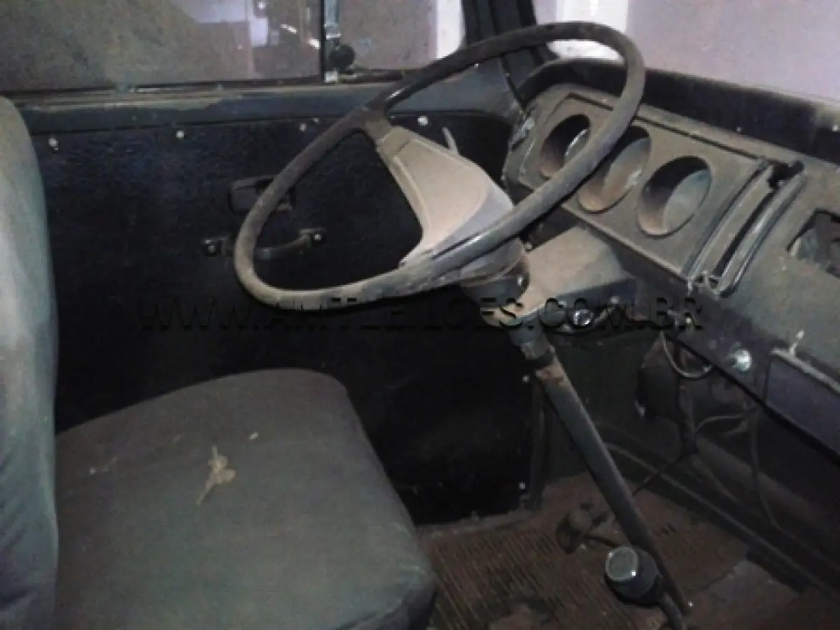 LOTE 044 - MARCA/MODELO: VW/KOMBI PLACA: AR  8811 - CHASSI: BH-431.963 FABRICAÇÃO/MODELO: 1976 COR: PRETA E BRANCA – COMBUSTÍVEL: - UL DNIT CRUZ ALTA