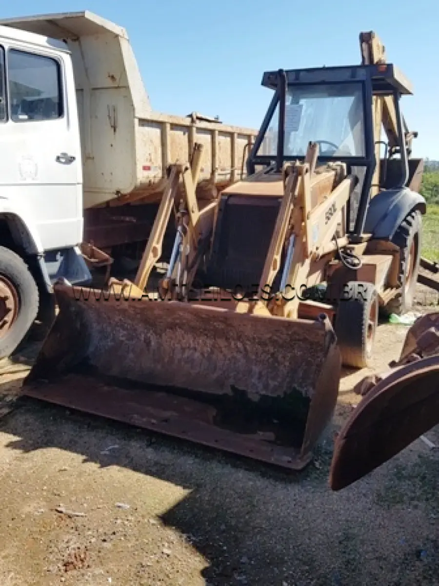 LOTE 002 - Retroescavadeira , modelo 580L  (4X2), motor nº 45482010, marca CASE, ano de fabricação 1997, Chassi nº JJG0235299, cor amarela
