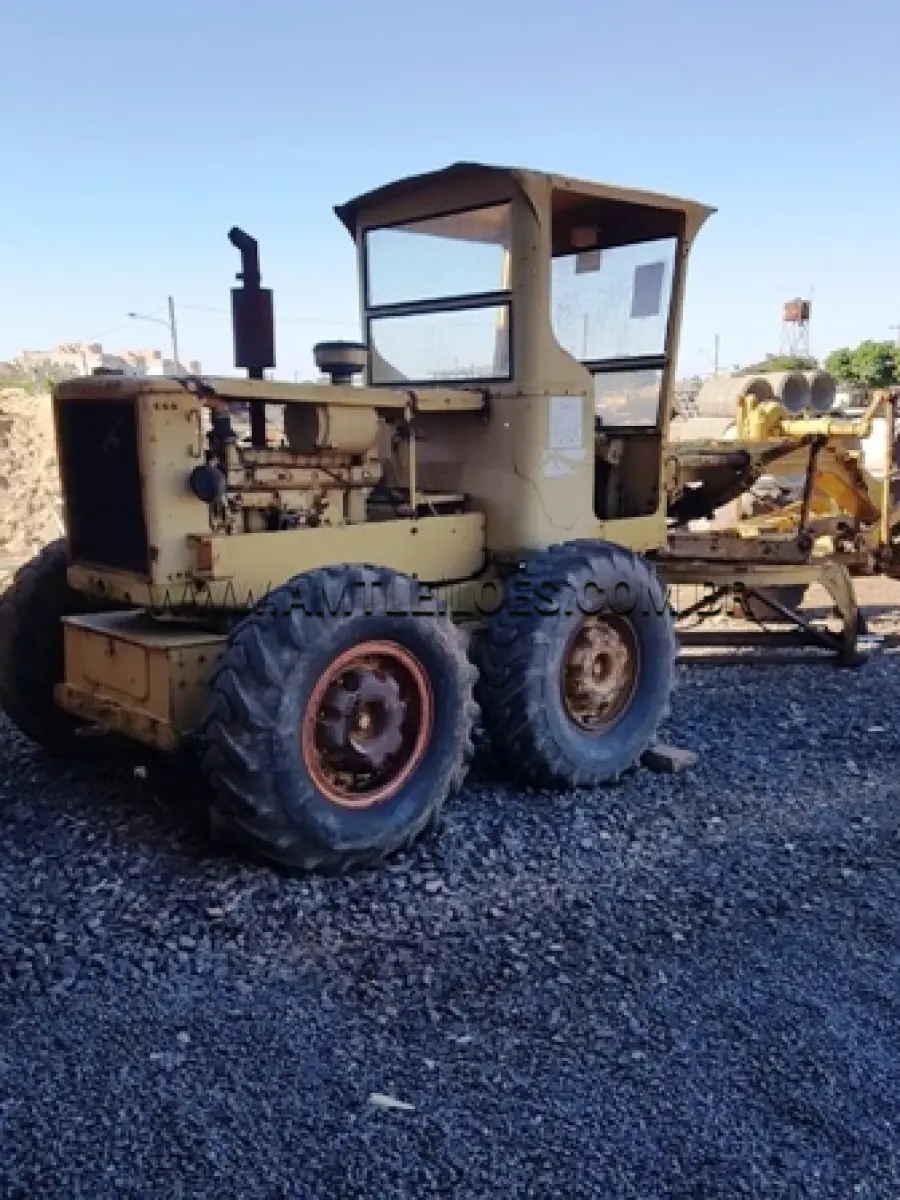 LOTE 020 - Sucata da Motoniveladora, modelo 120B, marca CATERPILAR,  ano de fabricação 1977, cor amarela