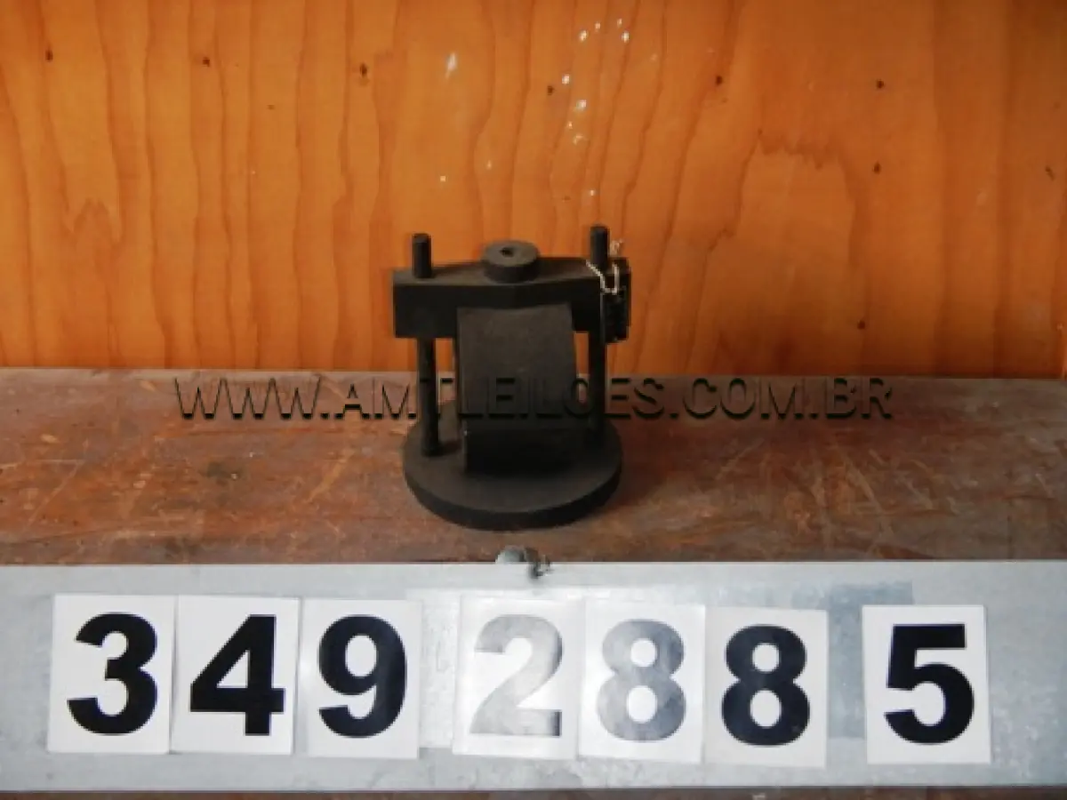 LOTE 006 - 03 Aparelhos casa grande  Aparelho de raio X – F-1060 Apontador manual c/8 orifícios 02 Bicos de Bunsen p/gás engarrafado 08 Cilindros de compactação 05 Cilindros de compactação p/ensaio  01 Cilindros de compactação p/ensaio CBR 09 Cilindros p/moldagem de