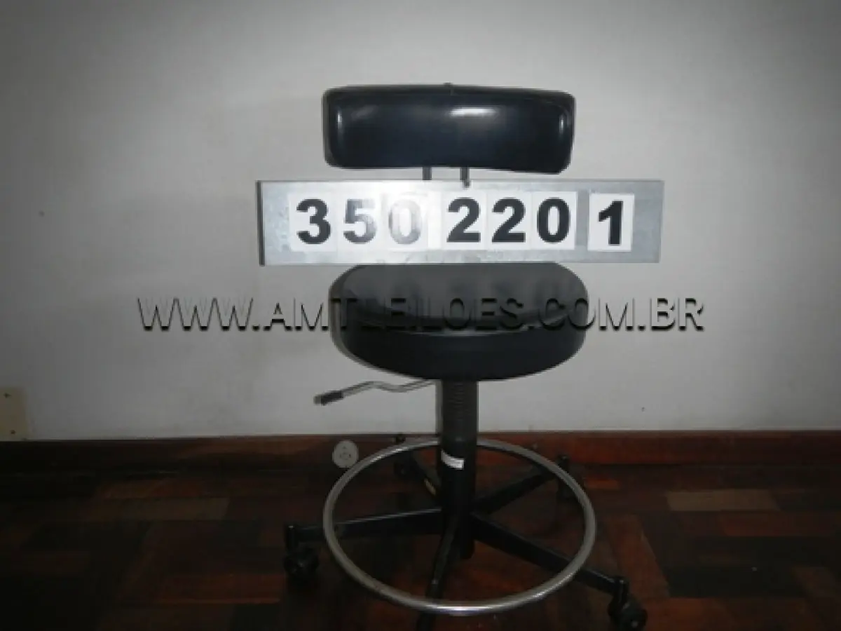 LOTE 006 - 03 Aparelhos casa grande  Aparelho de raio X – F-1060 Apontador manual c/8 orifícios 02 Bicos de Bunsen p/gás engarrafado 08 Cilindros de compactação 05 Cilindros de compactação p/ensaio  01 Cilindros de compactação p/ensaio CBR 09 Cilindros p/moldagem de