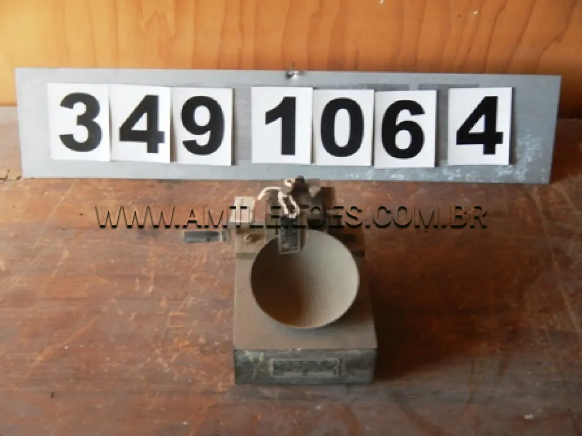 LOTE 006 - 03 Aparelhos casa grande  Aparelho de raio X – F-1060 Apontador manual c/8 orifícios 02 Bicos de Bunsen p/gás engarrafado 08 Cilindros de compactação 05 Cilindros de compactação p/ensaio  01 Cilindros de compactação p/ensaio CBR 09 Cilindros p/moldagem de
