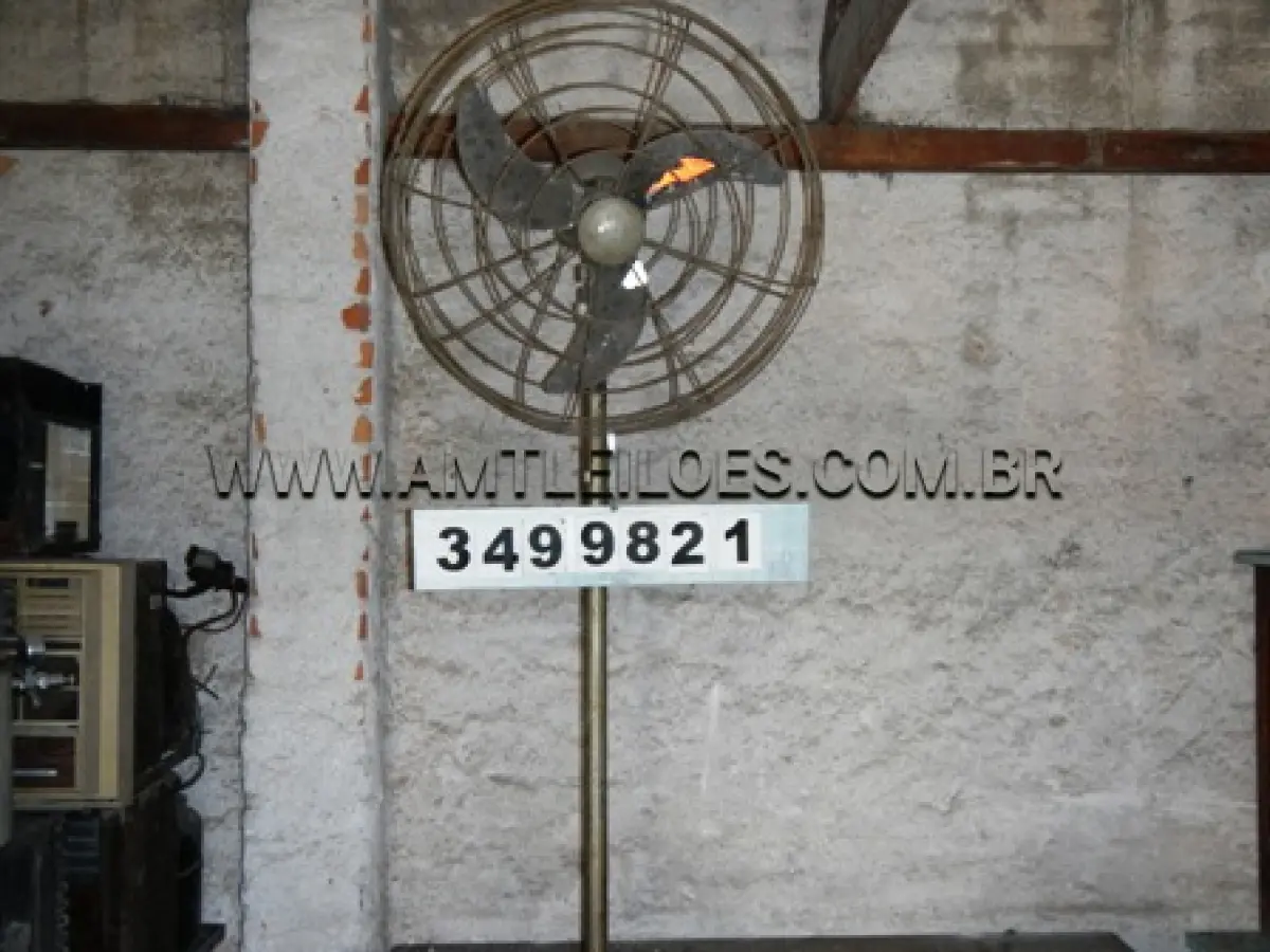 LOTE 008 - Armário clínico c/4 gavetas Armário clínico de ferro Arquivo de aço 03 Bebedouros 01 Bebedouro 220 V 01 Ventilador de mesa 04 Ventiladores de pé 05 Condicionadores de ar 01 Extintor de incêndio tipo CO2 – 6kg 01 Fichário de aço c/6 gav. p/fichas de 6x9 01