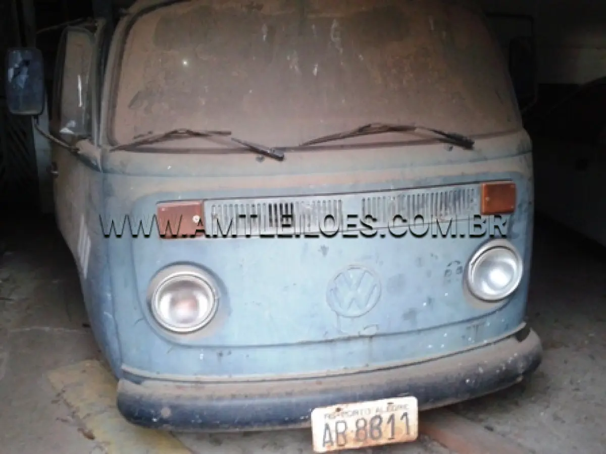 LOTE 044 - MARCA/MODELO: VW/KOMBI PLACA: AR  8811 - CHASSI: BH-431.963 FABRICAÇÃO/MODELO: 1976 COR: PRETA E BRANCA – COMBUSTÍVEL: - UL DNIT CRUZ ALTA