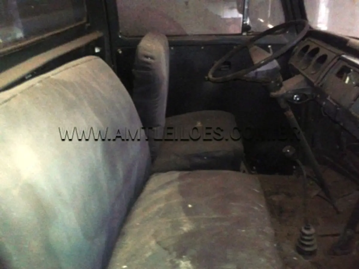 LOTE 044 - MARCA/MODELO: VW/KOMBI PLACA: AR  8811 - CHASSI: BH-431.963 FABRICAÇÃO/MODELO: 1976 COR: PRETA E BRANCA – COMBUSTÍVEL: - UL DNIT CRUZ ALTA