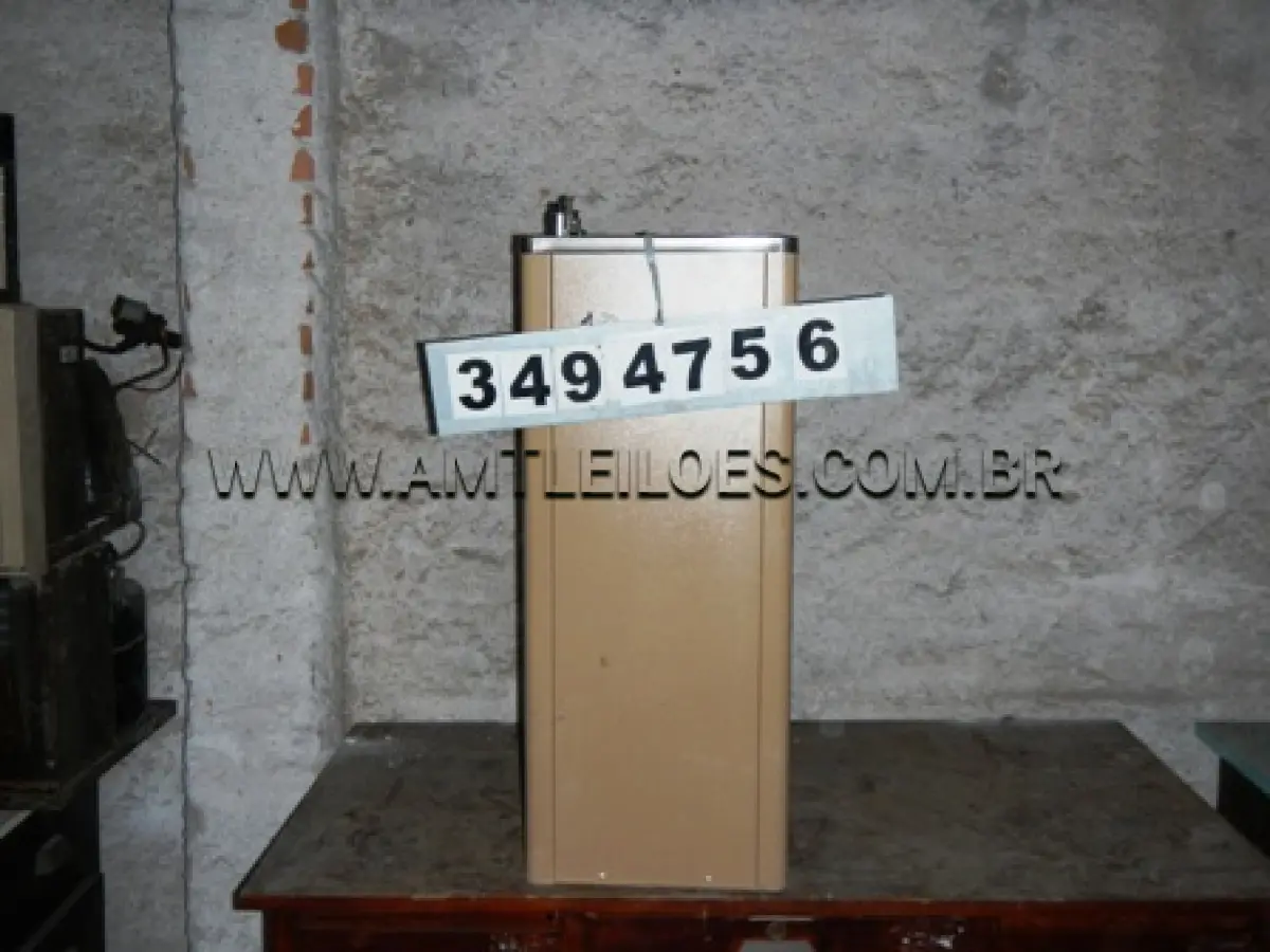 LOTE 008 - Armário clínico c/4 gavetas Armário clínico de ferro Arquivo de aço 03 Bebedouros 01 Bebedouro 220 V 01 Ventilador de mesa 04 Ventiladores de pé 05 Condicionadores de ar 01 Extintor de incêndio tipo CO2 – 6kg 01 Fichário de aço c/6 gav. p/fichas de 6x9 01