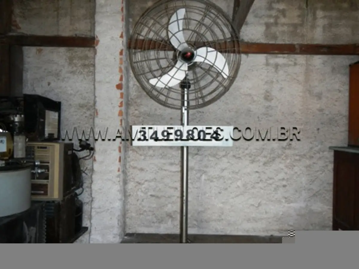 LOTE 008 - Armário clínico c/4 gavetas Armário clínico de ferro Arquivo de aço 03 Bebedouros 01 Bebedouro 220 V 01 Ventilador de mesa 04 Ventiladores de pé 05 Condicionadores de ar 01 Extintor de incêndio tipo CO2 – 6kg 01 Fichário de aço c/6 gav. p/fichas de 6x9 01