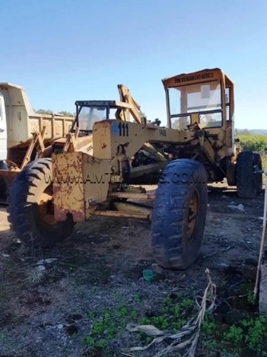 LOTE 001 - Motoniveladora , modelo 140B, motor nº 3306, marca CATERPILAR, ano de fabricação 1983, Chassi nº 60700877, cor amarela