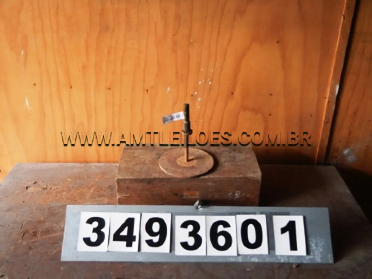 LOTE 006 - 03 Aparelhos casa grande  Aparelho de raio X – F-1060 Apontador manual c/8 orifícios 02 Bicos de Bunsen p/gás engarrafado 08 Cilindros de compactação 05 Cilindros de compactação p/ensaio  01 Cilindros de compactação p/ensaio CBR 09 Cilindros p/moldagem de