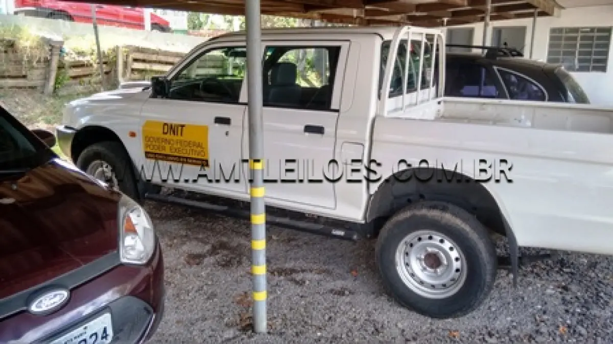 LOTE 036 - MARCA/MODELO: CAMIONETE CABINE DUPLA / MITSUBISHI L200 GL 2.5L 121V PLACA: IOF 6570  - CHASSI: 93XGNK7408C737250 FABRICAÇÃO/MODELO: 2007/2008 COR: BRANCA  – COMBUSTÍVEL: DIESEL - UL DNIT SANTA MARIA