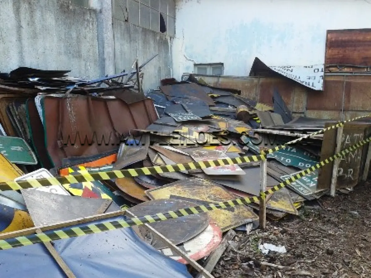 LOTE 046 - DIVERSAS SUCATAS DE PLACAS DE SINALIZAÇÃO/PROPAGANDA DANIFICADAS; CERCA DE 2000 KG - UL DNIT CRUZ ALTA