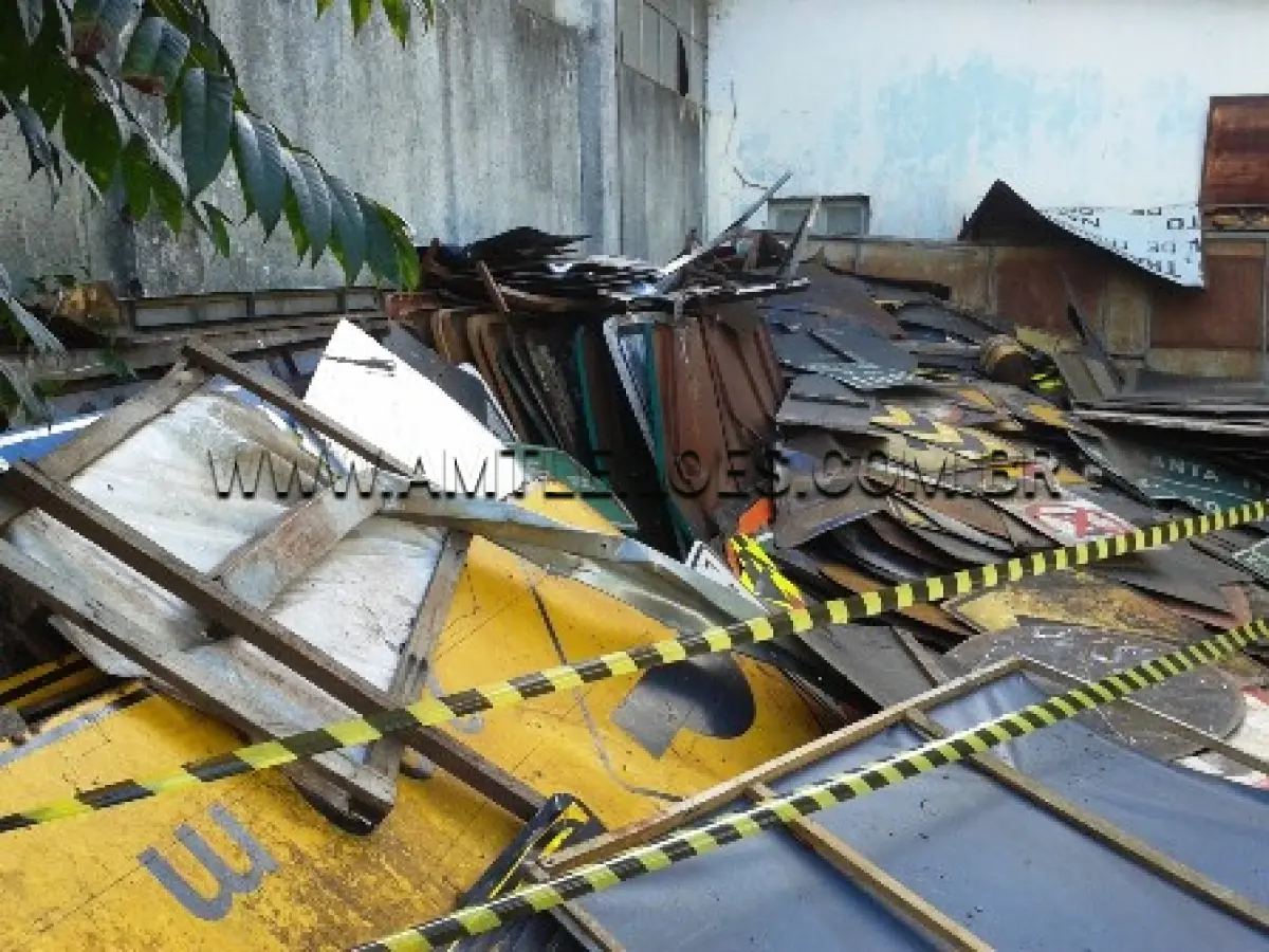 LOTE 046 - DIVERSAS SUCATAS DE PLACAS DE SINALIZAÇÃO/PROPAGANDA DANIFICADAS; CERCA DE 2000 KG - UL DNIT CRUZ ALTA