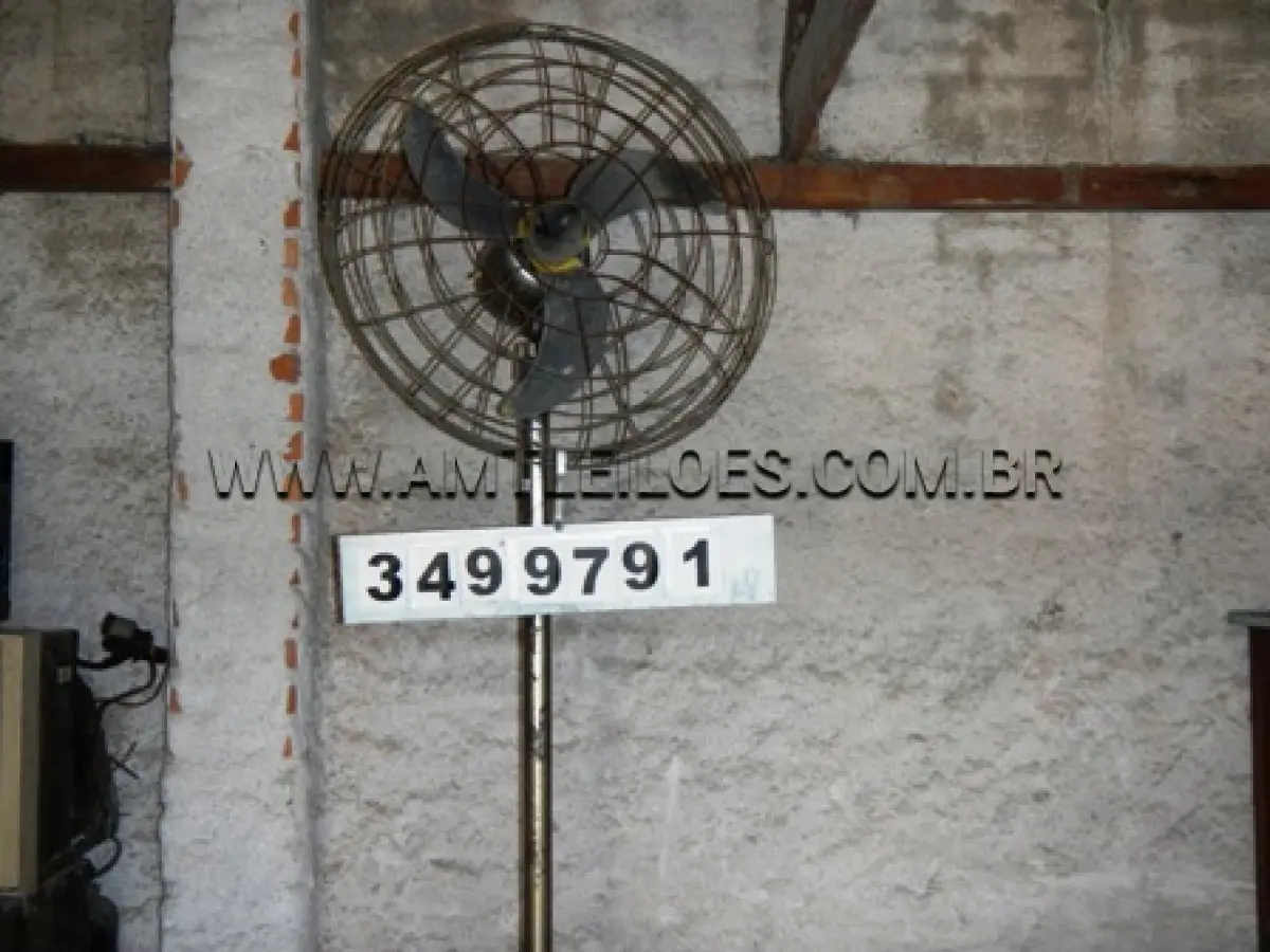 LOTE 008 - Armário clínico c/4 gavetas Armário clínico de ferro Arquivo de aço 03 Bebedouros 01 Bebedouro 220 V 01 Ventilador de mesa 04 Ventiladores de pé 05 Condicionadores de ar 01 Extintor de incêndio tipo CO2 – 6kg 01 Fichário de aço c/6 gav. p/fichas de 6x9 01