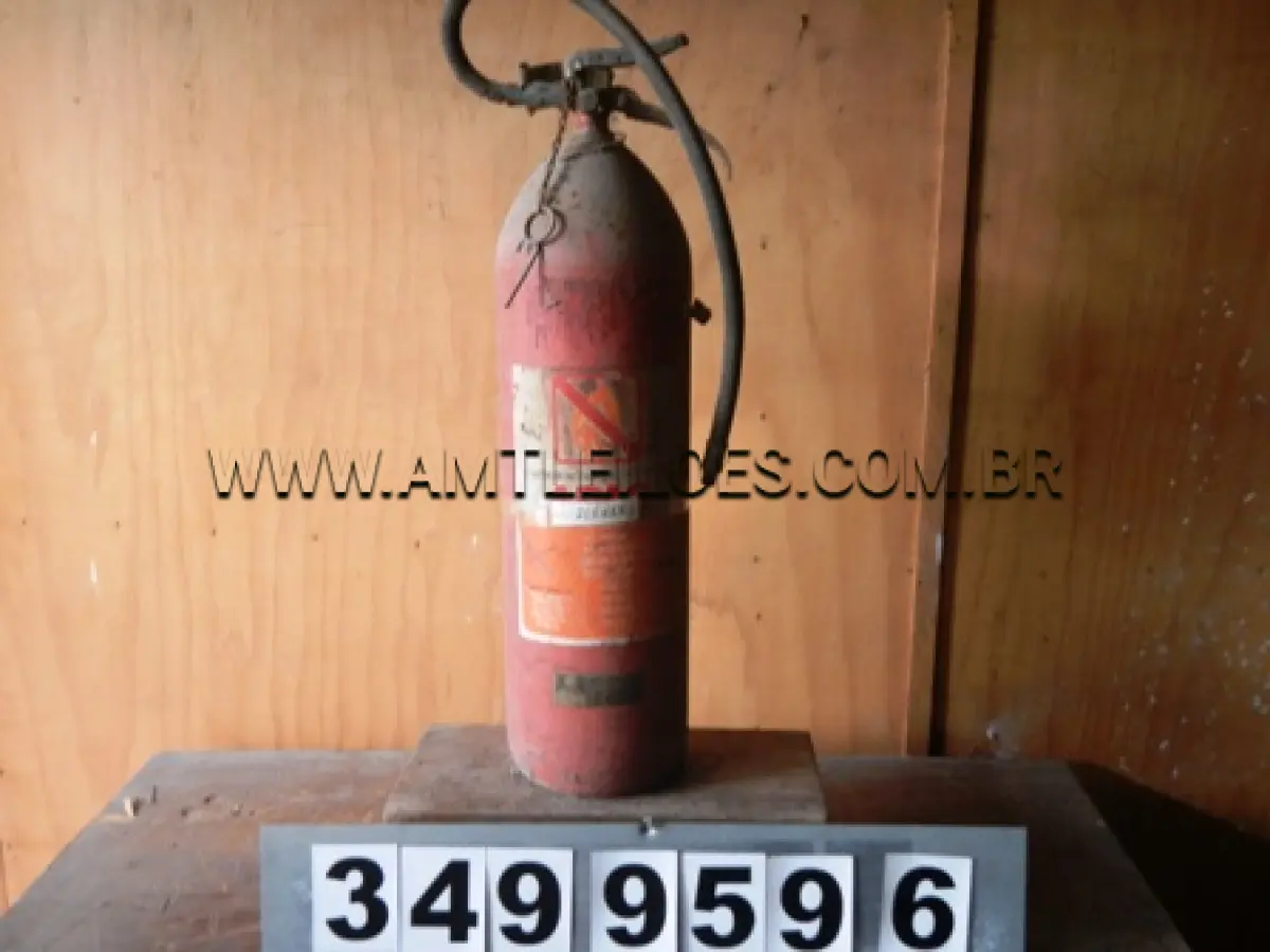 LOTE 008 - Armário clínico c/4 gavetas Armário clínico de ferro Arquivo de aço 03 Bebedouros 01 Bebedouro 220 V 01 Ventilador de mesa 04 Ventiladores de pé 05 Condicionadores de ar 01 Extintor de incêndio tipo CO2 – 6kg 01 Fichário de aço c/6 gav. p/fichas de 6x9 01