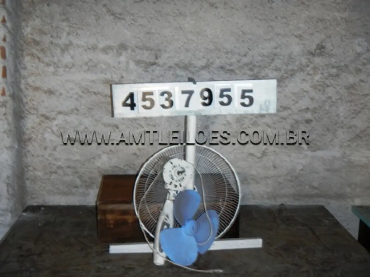 LOTE 008 - Armário clínico c/4 gavetas Armário clínico de ferro Arquivo de aço 03 Bebedouros 01 Bebedouro 220 V 01 Ventilador de mesa 04 Ventiladores de pé 05 Condicionadores de ar 01 Extintor de incêndio tipo CO2 – 6kg 01 Fichário de aço c/6 gav. p/fichas de 6x9 01